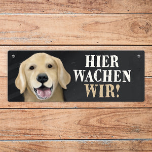 Metallschild mit Golden Retriever Motiv und Spruch: Hier wachen wir!