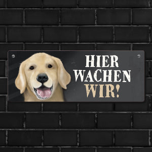 Metallschild mit Golden Retriever Motiv und Spruch: Hier wachen wir!