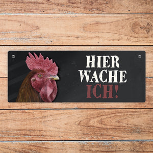 Metallschild mit Hahn Motiv und Spruch: Hier wache ich!