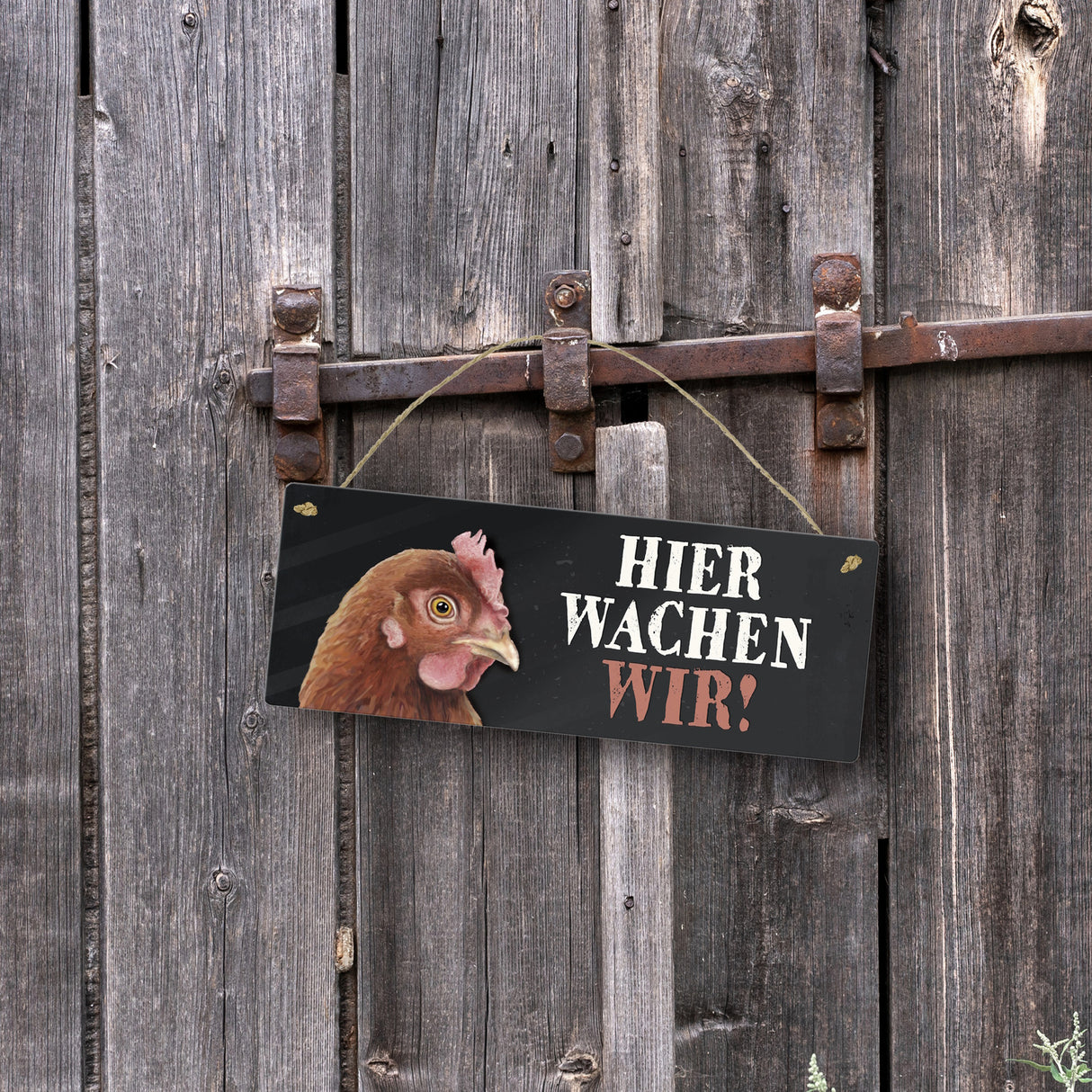 Metallschild mit Huhn Motiv und Spruch: Hier wachen wir!