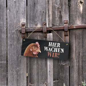 Metallschild mit Huhn Motiv und Spruch: Hier wachen wir!