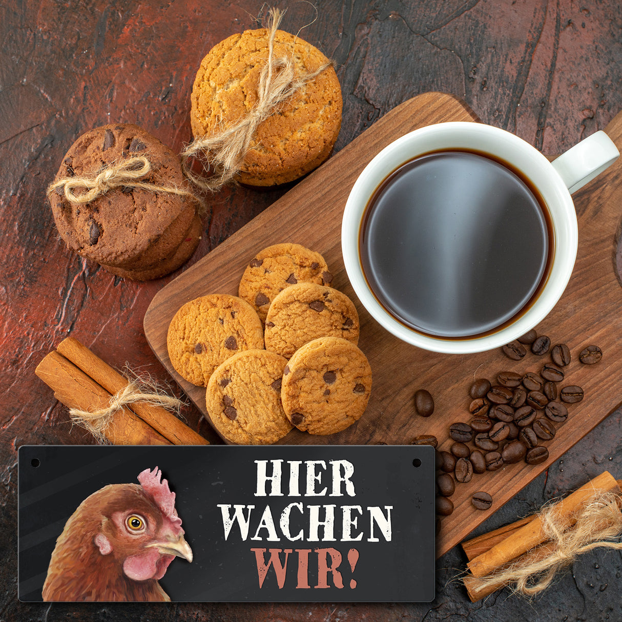 Metallschild mit Huhn Motiv und Spruch: Hier wachen wir!
