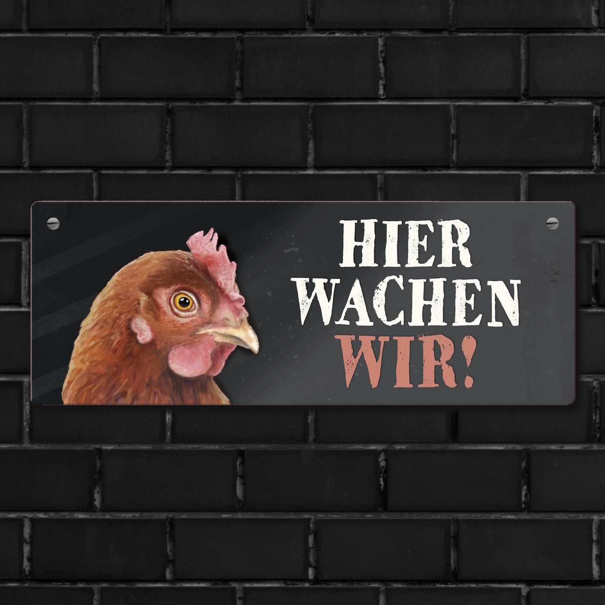 Metallschild mit Huhn Motiv und Spruch: Hier wachen wir!