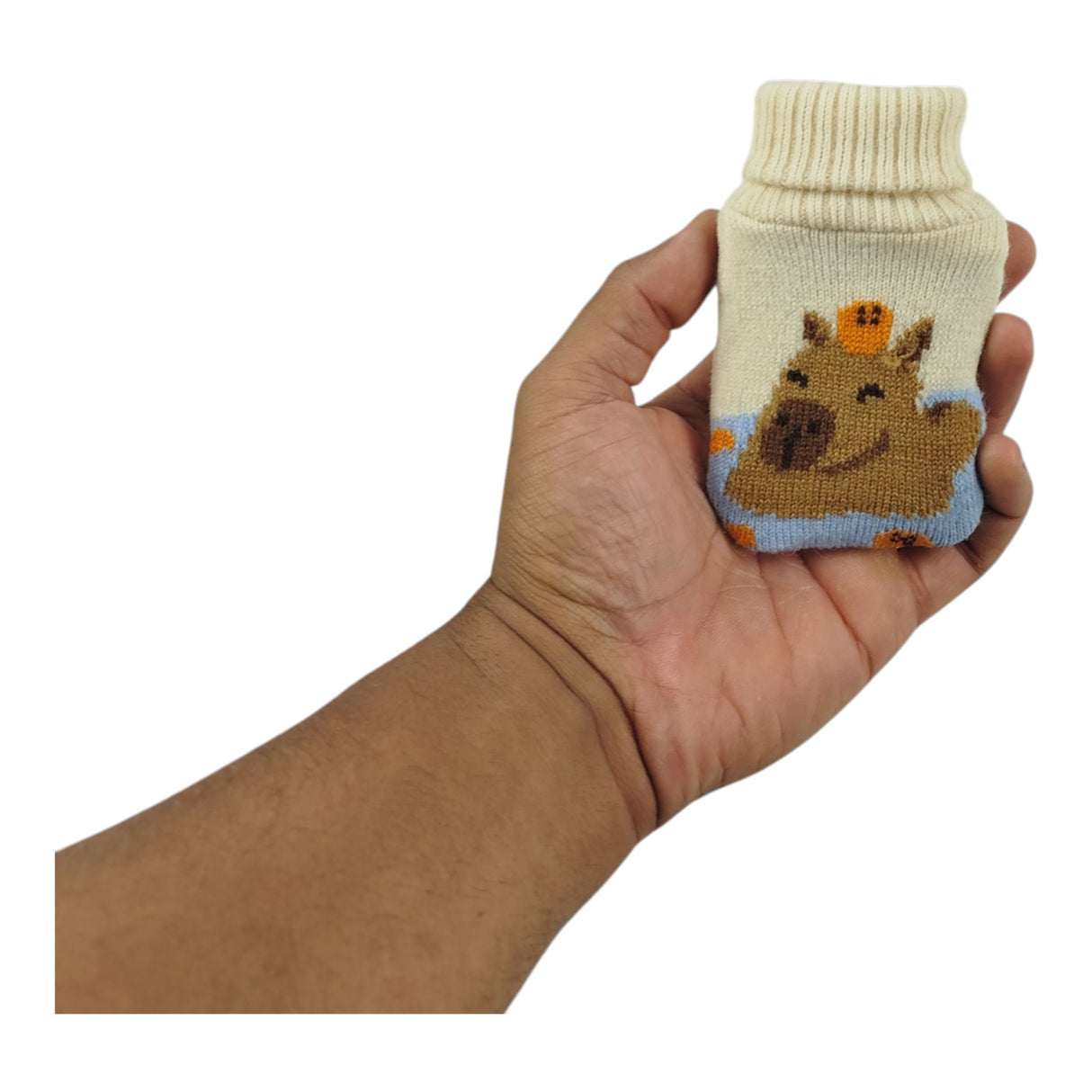 Capybara Handwärmer mit Stricküberzug in zufälliger Variante
