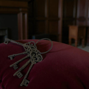 Vintage Schlüsselbund Dekoartikel aus Gusseisen mit 5 Schlüsseln