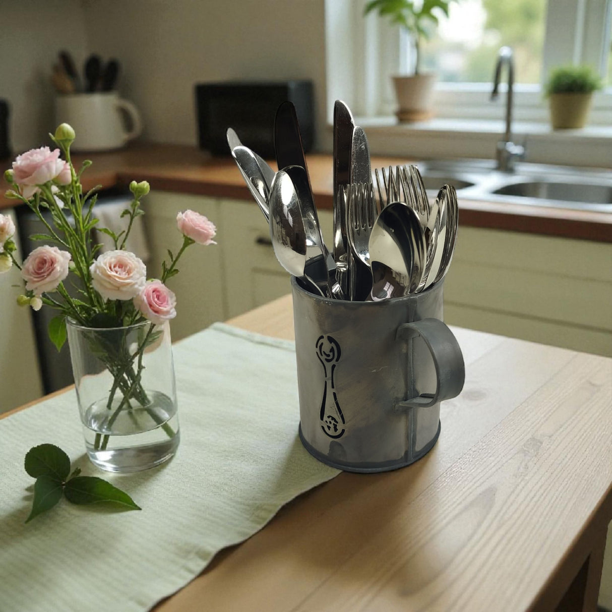 Besteckkorb im Tassen Look aus Zink mit drei Fächern