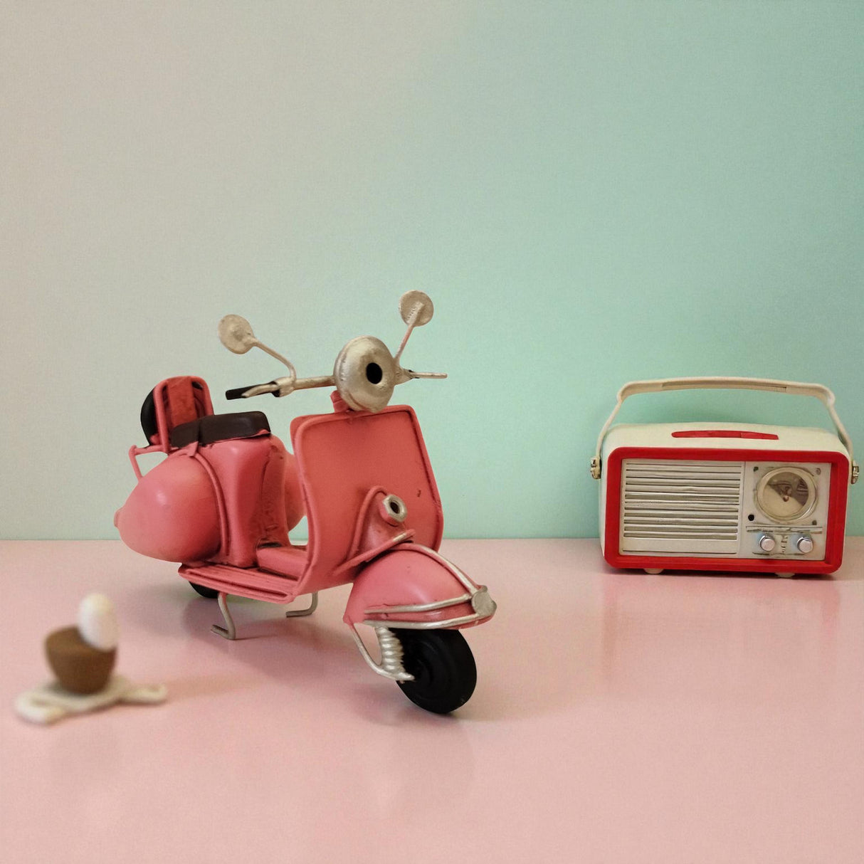 Retro Motorroller Dekoartikel aus Metall in rosa