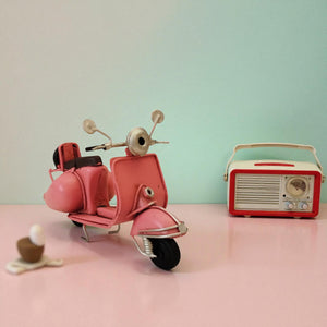 Retro Motorroller Dekoartikel aus Metall in rosa