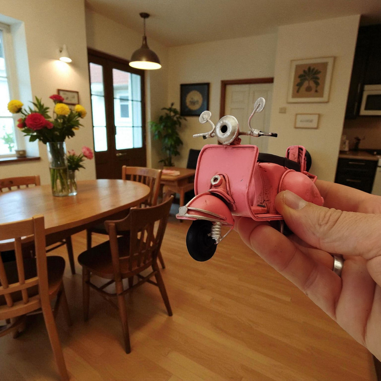 Retro Motorroller Dekoartikel aus Metall in rosa