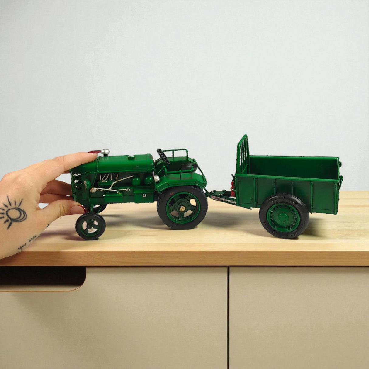 Traktor mit Anhänger Dekoartikel aus Metall in grün