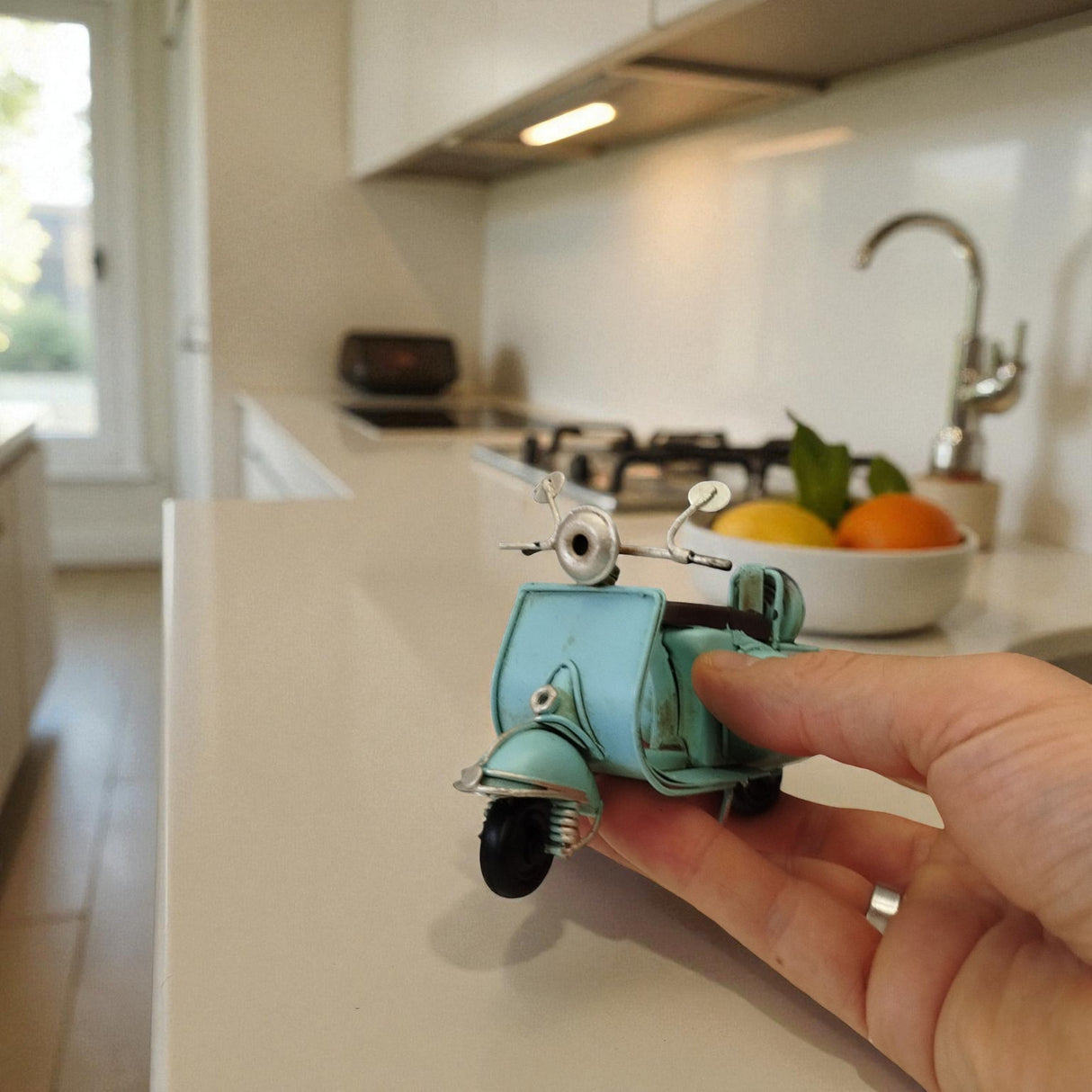 Retro Motorroller Dekoartikel aus Metall in blau