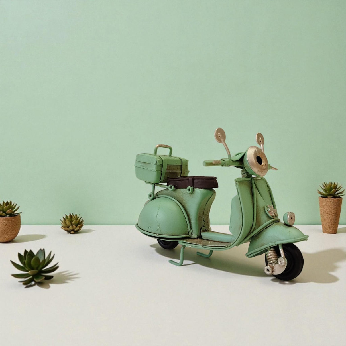 Retro Motorroller Dekoartikel aus Metall in grün