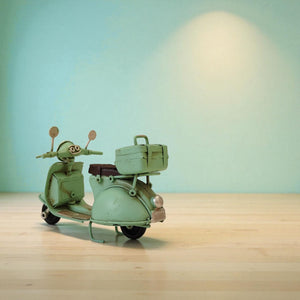 Retro Motorroller Dekoartikel aus Metall in grün