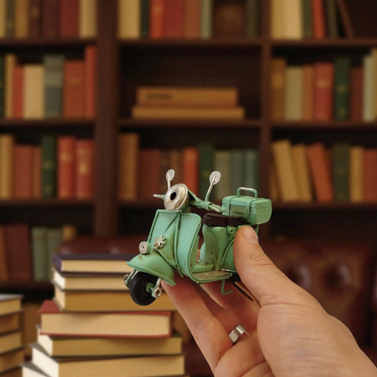 Retro Motorroller Dekoartikel aus Metall in grün