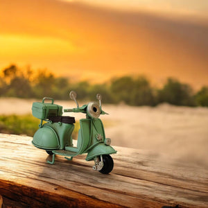 Retro Motorroller Dekoartikel aus Metall in grün