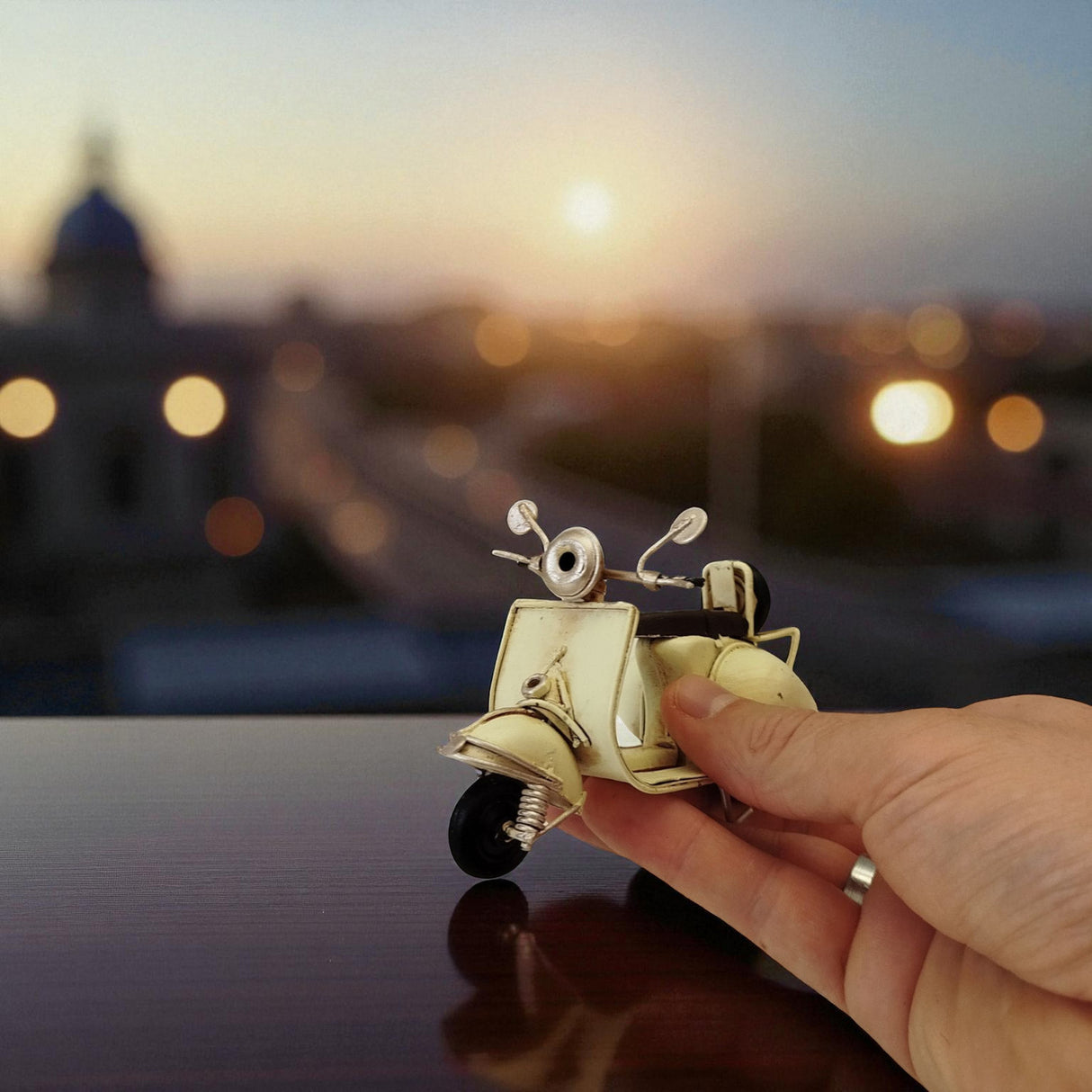 Retro Motorroller Dekoartikel aus Metall in weiß