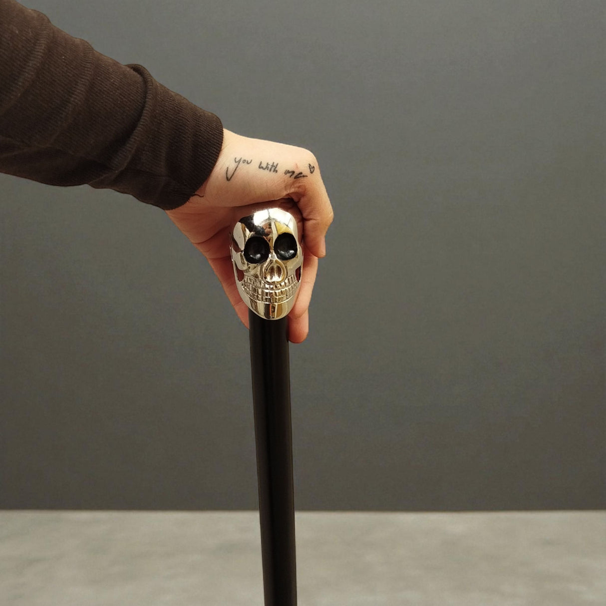 Totenkopf Spazierstock aus Holz mit silbernem Griff aus Metall