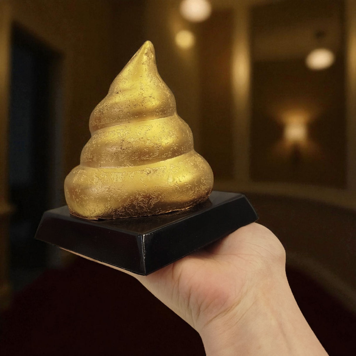 Kackhaufen Trophäe in gold - Scheißhaufen Pokal