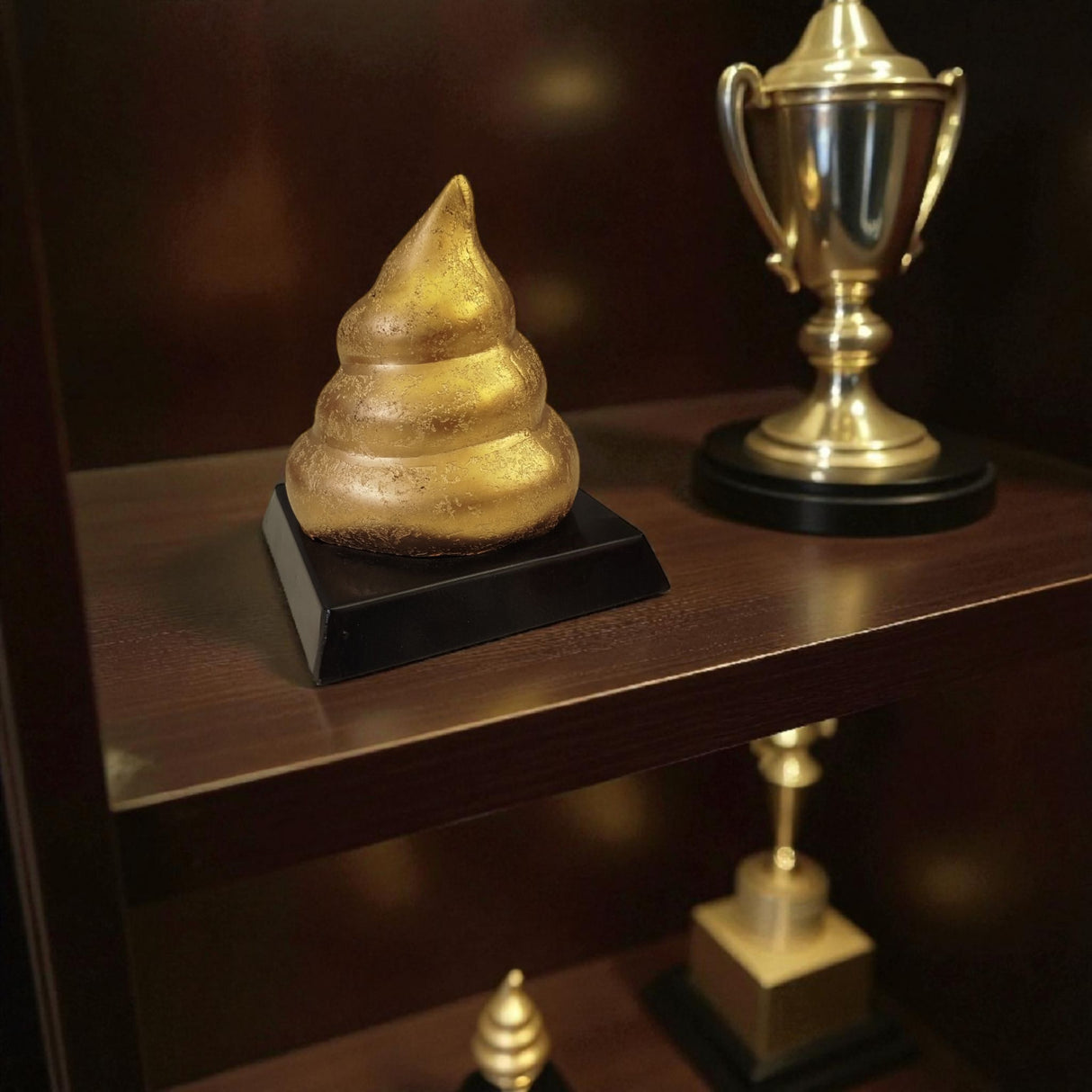 Kackhaufen Trophäe in gold - Scheißhaufen Pokal