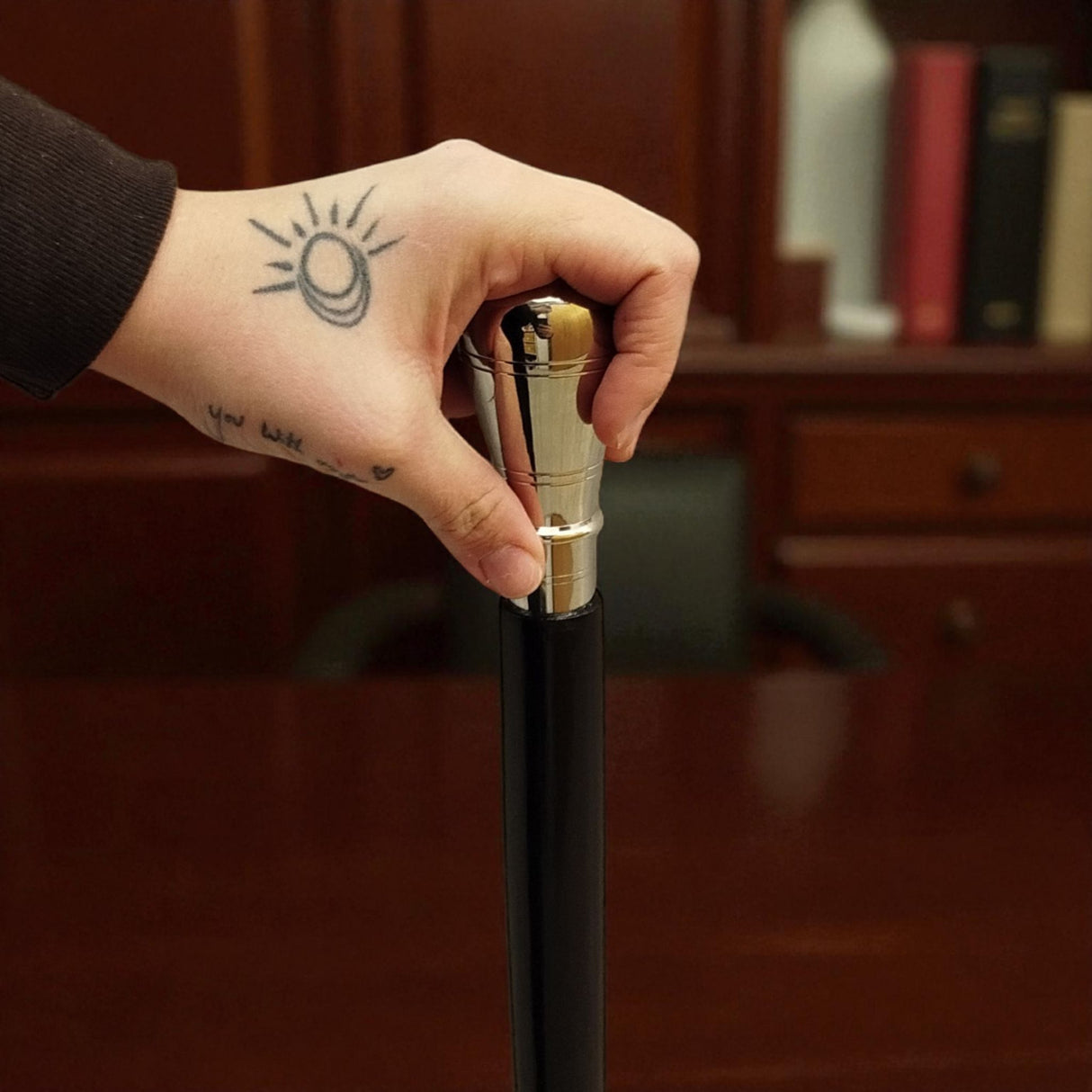 Tropfenknauf Spazierstock aus Holz mit silbernem Griff aus Metall