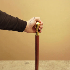 Gerillter Kugelknauf Spazierstock aus Holz mit goldenem Griff aus Metall