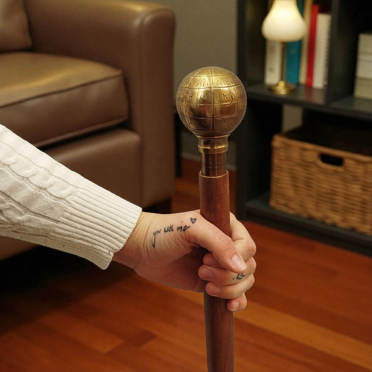 Weltkugel Spazierstock aus Holz mit goldenem Griff aus Messing