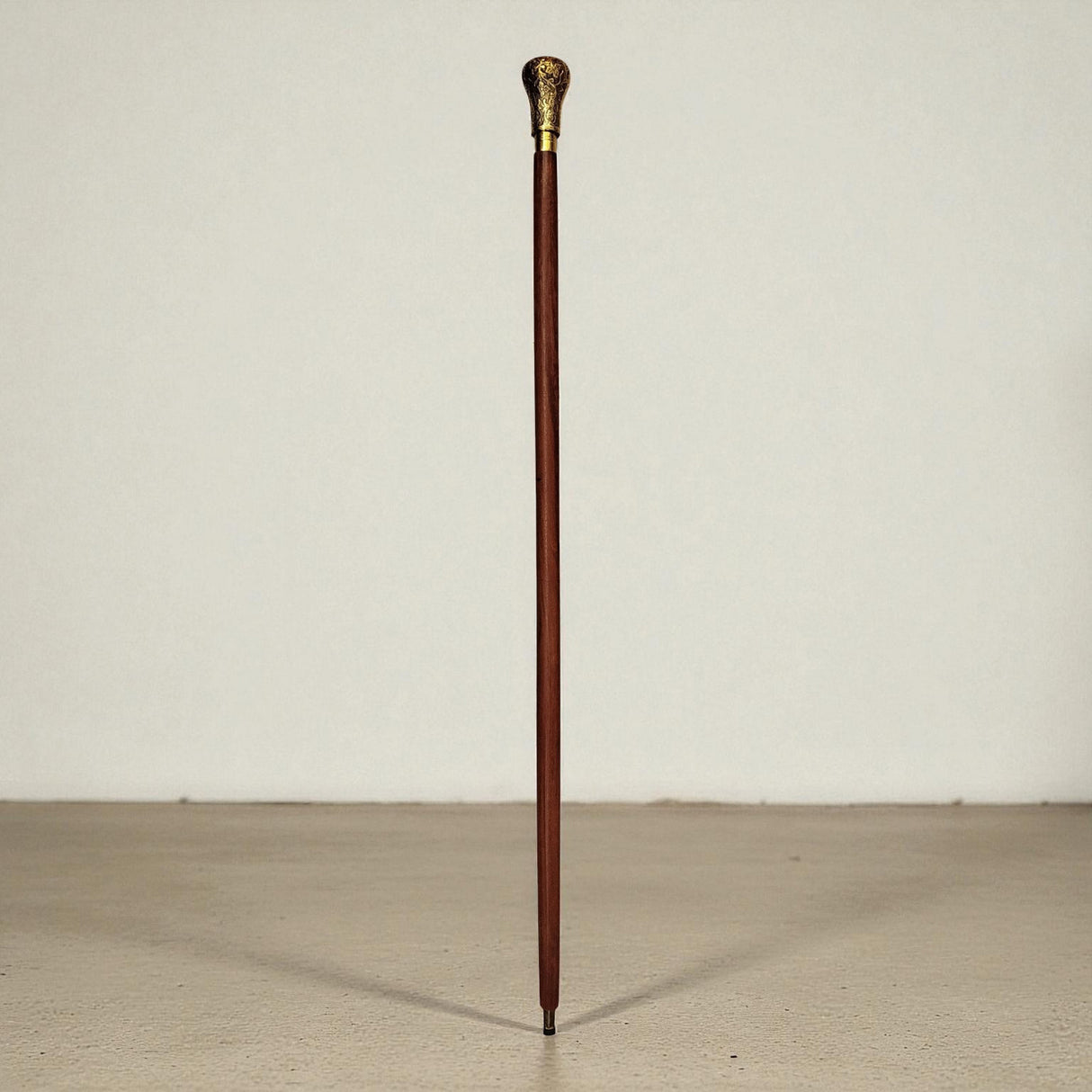 Blattornament Spazierstock aus Holz mit goldenem Griff aus Metall