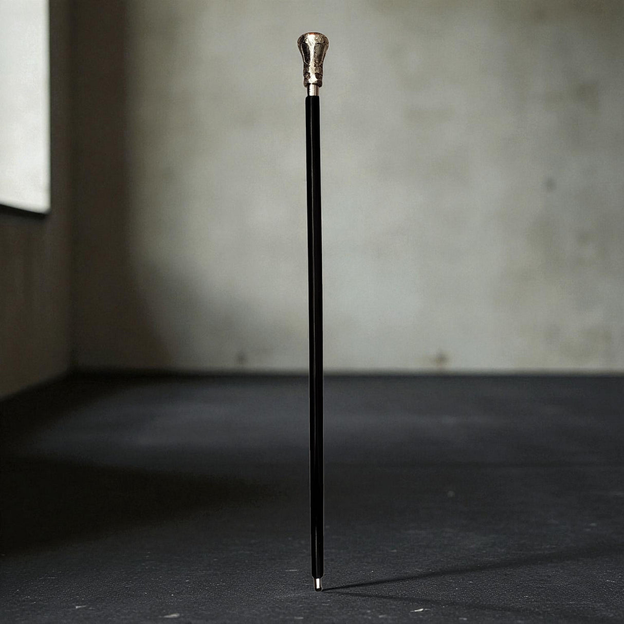 Ornament Spazierstock aus Holz mit silbernem Griff aus Metall