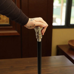 Ornament Spazierstock aus Holz mit silbernem Griff aus Metall