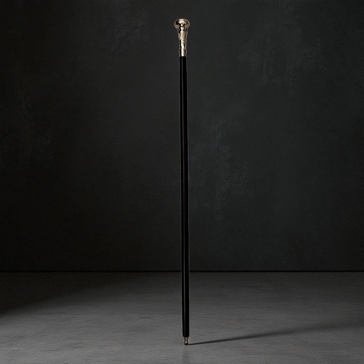 Floraler Spazierstock aus Holz mit silbernem Griff aus Metall