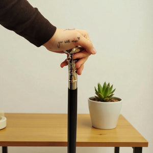 Floraler Spazierstock aus Holz mit silbernem Griff aus Metall