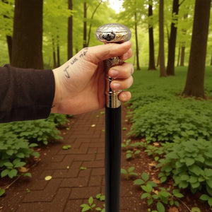 Floraler Spazierstock aus Holz mit silbernem Griff aus Metall