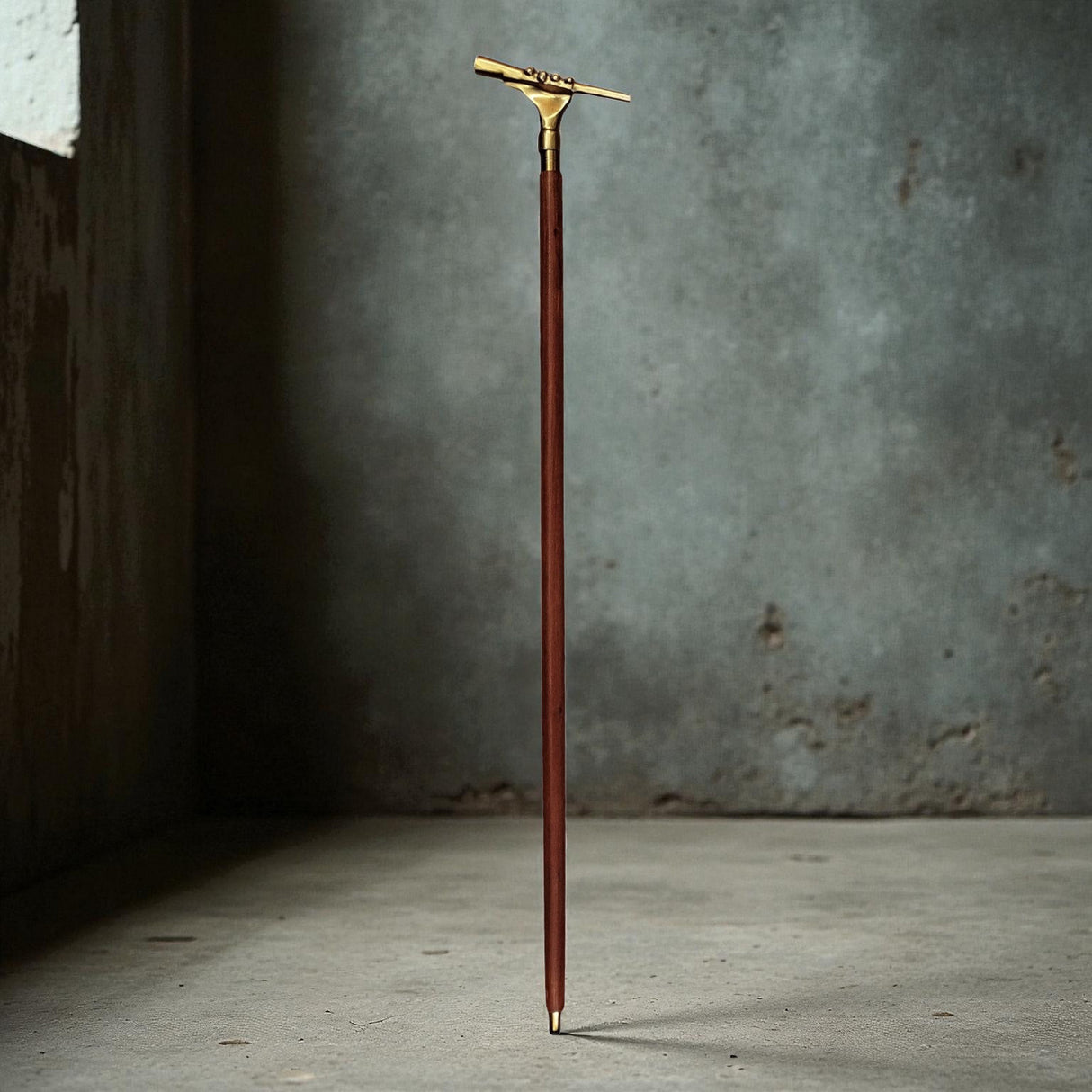 Hand mit Fernrohr Spazierstock aus Holz mit goldenem Griff aus Metall