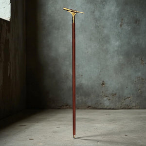 Hand mit Fernrohr Spazierstock aus Holz mit goldenem Griff aus Metall