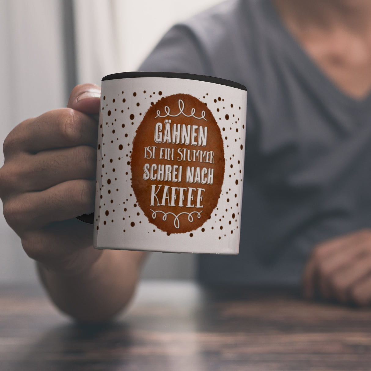 Kaffeebecher mit Spruch: Gähnen ist ein stummer Schrei nach Kaffee