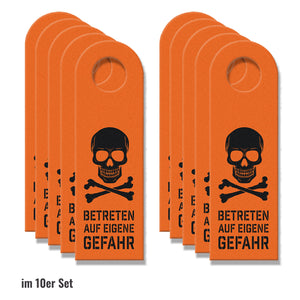 Betreten auf eigene Gefahr Türhänger mit Totenkopf Motiv in Orange