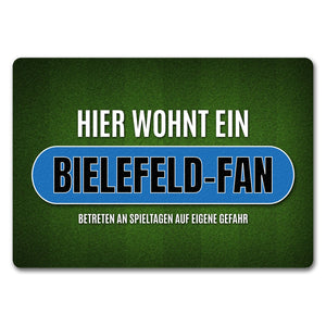 Hier wohnt ein Bielefeld-Fan Fußmatte mit Rasen Motiv