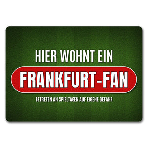 Hier wohnt ein Frankfurt-Fan Fußmatte mit Rasen Motiv