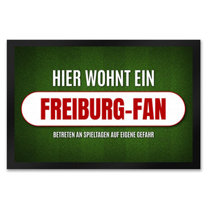 Hier wohnt ein Freiburg-Fan Fußmatte mit Rasen Motiv