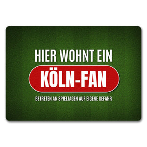 Hier wohnt ein Köln-Fan Fußmatte mit Rasen Motiv