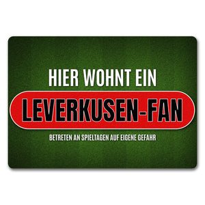 Hier wohnt ein Leverkusen-Fan Fußmatte mit Rasen Motiv