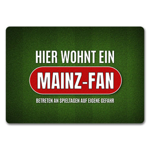Hier wohnt ein Mainz-Fan Fußmatte mit Rasen Motiv