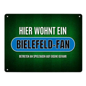 Hier wohnt ein Bielefeld-Fan Metallschild mit Rasen Motiv