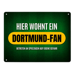 Hier wohnt ein Dortmund-Fan Metallschild mit Rasen Motiv