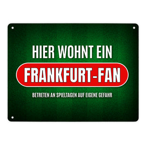 Hier wohnt ein Frankfurt-Fan Metallschild mit Rasen Motiv