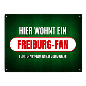 Hier wohnt ein Freiburg-Fan Metallschild mit Rasen Motiv