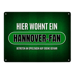 Hier wohnt ein Hannover-Fan Metallschild mit Rasen Motiv