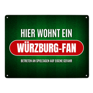 Hier wohnt ein Würzburg-fan Metallschild mit Rasen Motiv