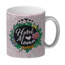 Hotel Mama Tasse mit floralen Mustern und Aufschriften