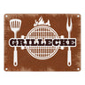 Grillecke Metallschild mit coolem Grillmotiv auf beigem Hintergrund